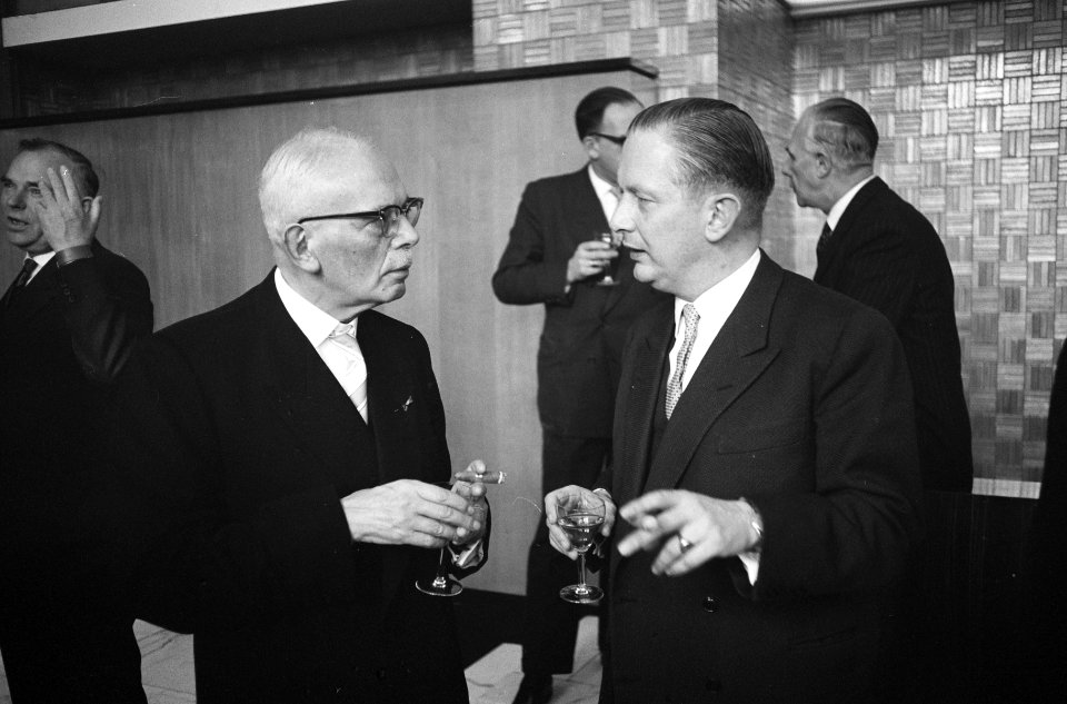 Vijftien jaar Nederlands Radio Unie. Receptie in Hilversumse stadhuis., Bestanddeelnr 913-5883
