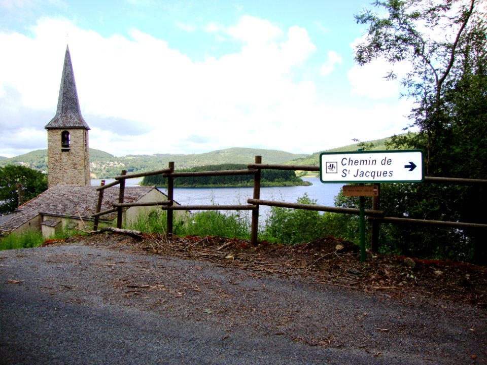 Villelongue (Nages, Tarn, Fr) église, lac et panneau Chemin de St.Jacques