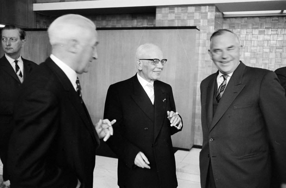 Vijftien jaar Nederlands Radio Unie. Receptie in Hilversumse stadhuis., Bestanddeelnr 913-5886