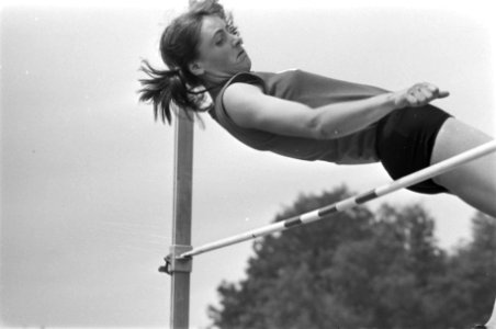 Vijfkamp voor dames in Papendal, Arnhem. M. van Beek in actie, Bestanddeelnr 924-7234