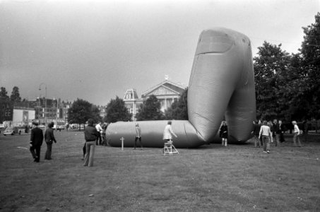 Vijftien meter hoog opblaasbaar jeans-object wordt opgezet op Museumplein, Amste, Bestanddeelnr 926-6983