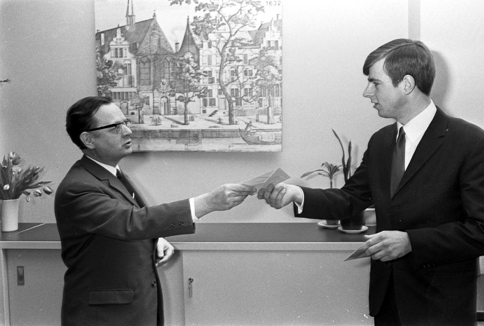 Vijftienduizendste student in Amsterdam, de rector-magnificus prof. mr. J. van d, Bestanddeelnr 921-0424