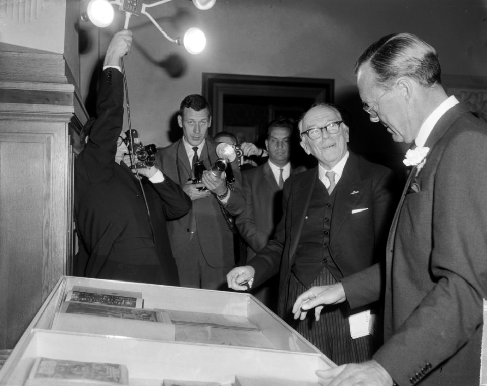 Vijftig jaar Vredespaleis. Z. K. H. Prins Bernhard opende de tentoonstelling. Ti, Bestanddeelnr 915-6900