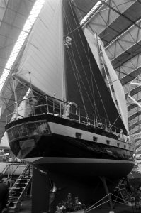 Vijftiende HISWA in RAI Amsterdam. Voorbereidingen. Boot met parachute, Bestanddeelnr 923-3404