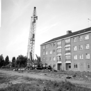 Vijftig mensen aan Koedijkspad (Nieuwendam) moesten woningen verlaten, daar hijs, Bestanddeelnr 919-4836