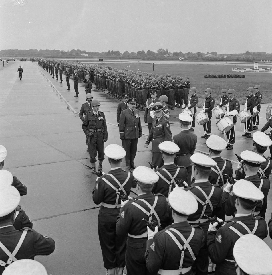 Vijftig jaar Koninklijke Luchtmacht Defile op Soesterber Inspectie erewacht pri, Bestanddeelnr 915-3198