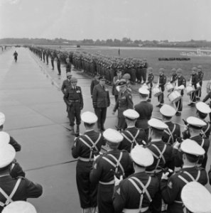 Vijftig jaar Koninklijke Luchtmacht Defile op Soesterber Inspectie erewacht pri, Bestanddeelnr 915-3198