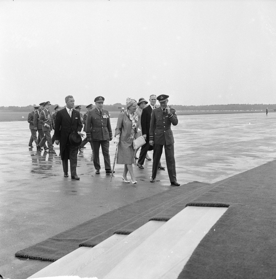 Vijftig jaar Koninklijke Luchtmacht Defile op Soesterberg Aankomst gasten minis, Bestanddeelnr 915-3197
