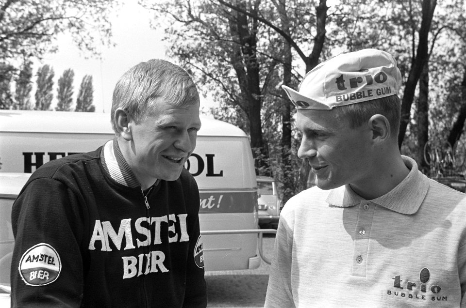 Vijftiende Olympias tour van start, links H. Stevens rechts Eddy Beugels opdrach, Bestanddeelnr 919-1303