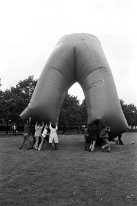 Vijftien meter hoog opblaasbaar jeans-object wordt opgezet op Museumplein, Amste, Bestanddeelnr 926-6982