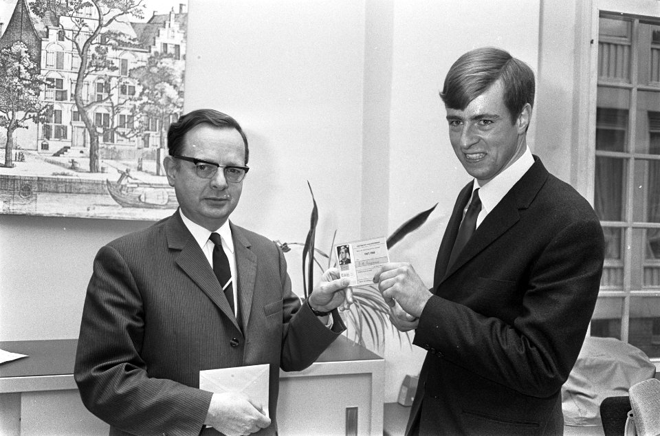 Vijftienduizendste student in Amsterdam, de rector-magnificus prof. mr. J. van d, Bestanddeelnr 921-0423