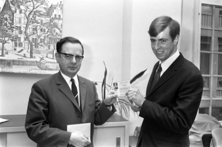 Vijftienduizendste student in Amsterdam, de rector-magnificus prof. mr. J. van d, Bestanddeelnr 921-0423