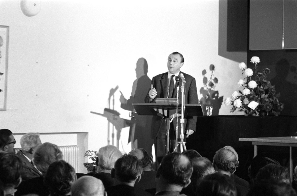 Vijftienjarig bestaan van GKF in Stedelijk Museum B. Groenier. Bert Schierbeek a, Bestanddeelnr 913-0815