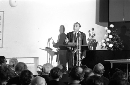 Vijftienjarig bestaan van GKF in Stedelijk Museum B. Groenier. Bert Schierbeek a, Bestanddeelnr 913-0815