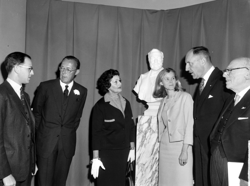 Vijftig jaar Vredespaleis. Z. K. H. Prins Bernhard opende de tentoonstelling. Ti, Bestanddeelnr 915-6896