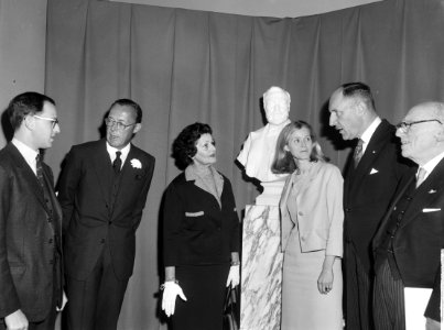 Vijftig jaar Vredespaleis. Z. K. H. Prins Bernhard opende de tentoonstelling. Ti, Bestanddeelnr 915-6896