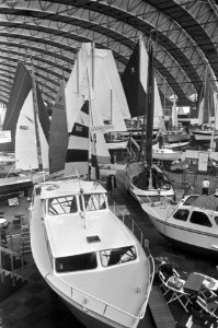Vijftiende HISWA in RAI Amsterdam. Voorbereidingen. Boot met parachute, Bestanddeelnr 923-3406