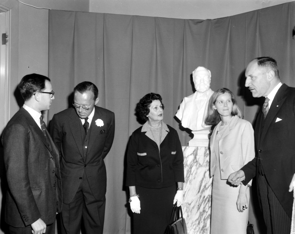 Vijftig jaar Vredespaleis. Z. K. H. Prins Bernhard opende de tentoonstelling. Ti, Bestanddeelnr 915-6897