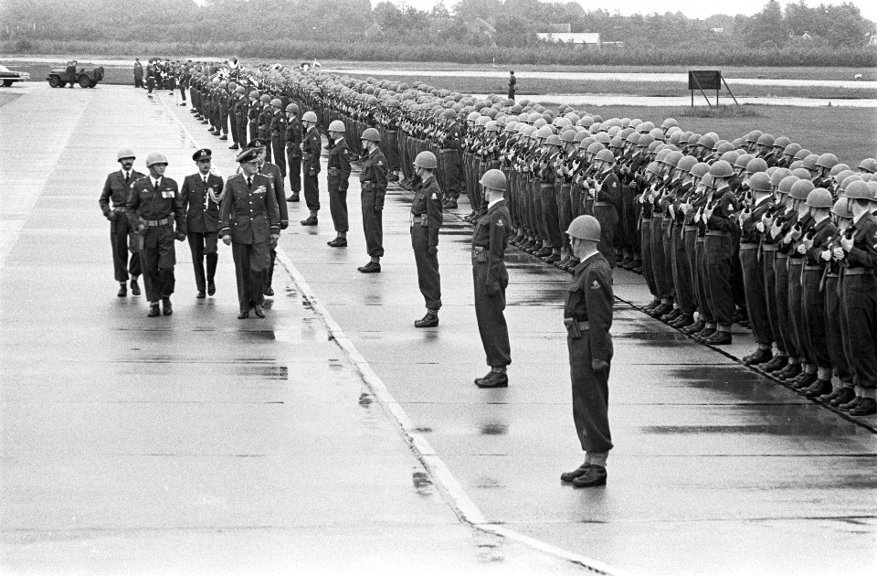 Vijftig jaar Koninklijke Luchtmacht Defile op Soesterberg Inspectie erewacht, Bestanddeelnr 915-3204