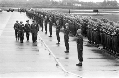 Vijftig jaar Koninklijke Luchtmacht Defile op Soesterberg Inspectie erewacht, Bestanddeelnr 915-3204