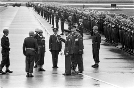 Vijftig jaar Koninklijke Luchtmacht Defile op Soesterberg Inspectie erewacht, Bestanddeelnr 915-3208