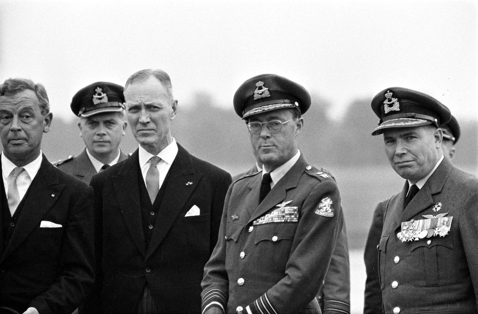Vijftig jaar Koninklijke Luchtmacht Defile op Soesterberg Defilé, Prins Bernha, Bestanddeelnr 915-3206