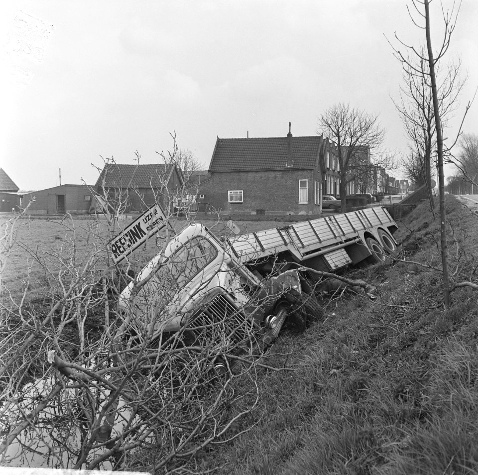 Vijftientons wagen op de Capelseweg ( aan den IJssel ) afgereden, Bestanddeelnr 918-9932