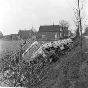 Vijftientons wagen op de Capelseweg ( aan den IJssel ) afgereden, Bestanddeelnr 918-9932