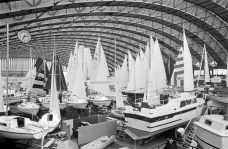 Vijftiende HISWA in RAI Amsterdam. Voorbereidingen. Boot met parachute, Bestanddeelnr 934-6550