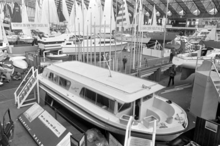 Vijftiende HISWA in RAI Amsterdam. Voorbereidingen. Boot met parachute, Bestanddeelnr 923-3405
