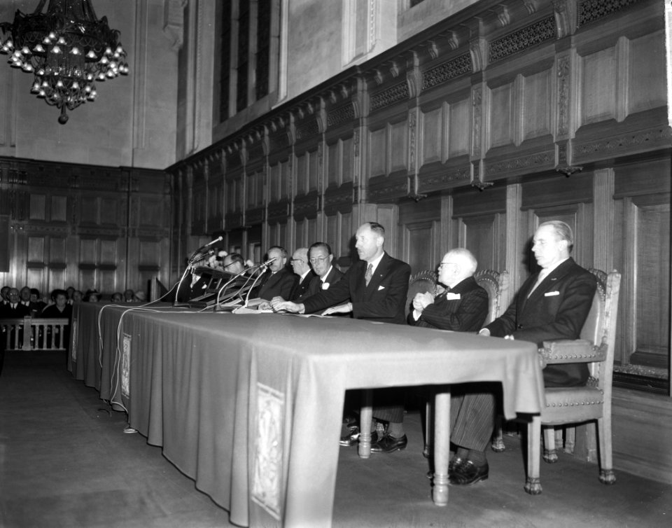 Vijftig jaar Vredespaleis. Z. K. H. Prins Bernhard opende de tentoonstelling. Ti, Bestanddeelnr 915-6901