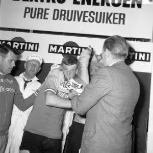 Vijftiende Olympias tour , winnaar eerste etappe Ley Duydam trekt leiderstrui aa, Bestanddeelnr 919-1304