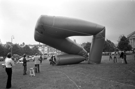 Vijftien meter hoog opblaasbaar jeans-object wordt opgezet op Museumplein, Amste, Bestanddeelnr 926-6984