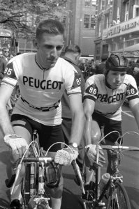 Vijftiende Olympias tour van start, nummer 7 en 8 Tiemen Groen (kop), nummer 9 L, Bestanddeelnr 919-1302