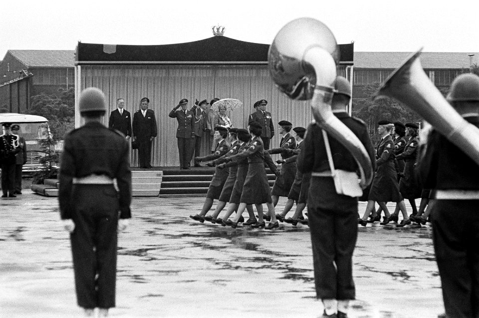 Vijftig jaar Koninklijke Luchtmacht Defile op Soesterberg Defile Een detacheme, Bestanddeelnr 915-3207