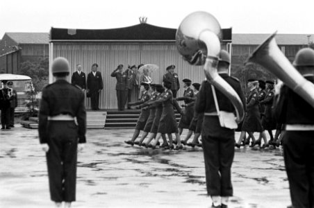 Vijftig jaar Koninklijke Luchtmacht Defile op Soesterberg Defile Een detacheme, Bestanddeelnr 915-3207
