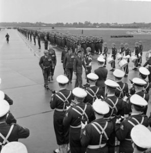Vijftig jaar Koninklijke Luchtmacht Defile op Soesterberg Inspectie erewacht pr, Bestanddeelnr 915-3199