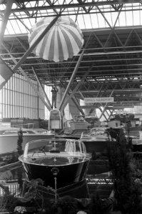 Vijftiende HISWA in RAI Amsterdam. Voorbereidingen. Boot met parachute, Bestanddeelnr 923-3403