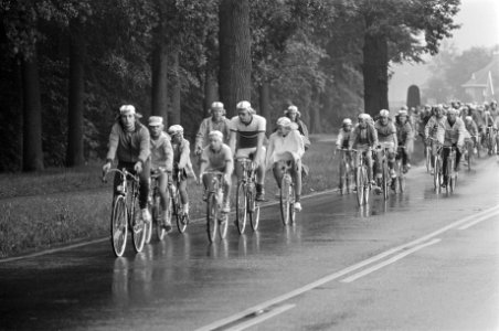 Vijftiende Tour de Oude Jan gestart wielrennertjes onderweg, Bestanddeelnr 927-3698