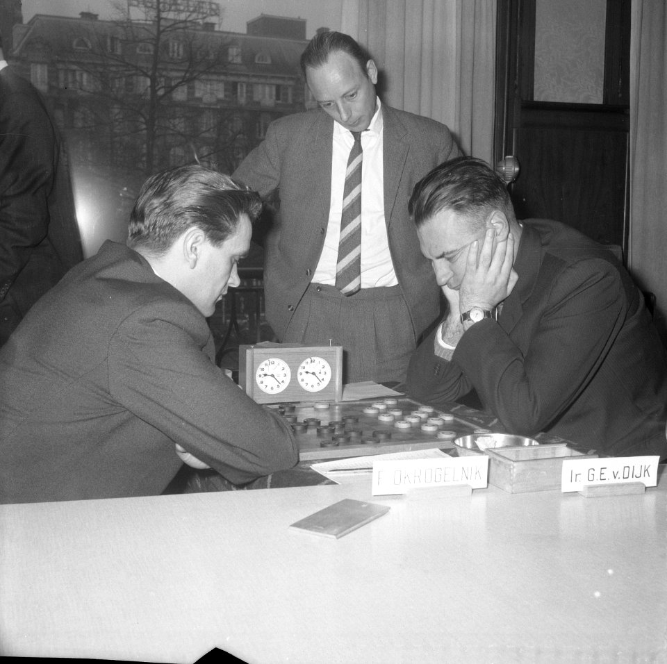 Vijfde ronde, pers damkampioenschap 1964, vlnr Okrogelnik, Roozenburg, ir , Bestanddeelnr 916-2340