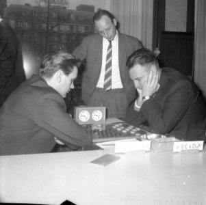 Vijfde ronde, pers damkampioenschap 1964, vlnr Okrogelnik, Roozenburg, ir , Bestanddeelnr 916-2340