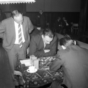 Vijfde ronde, pers damkampioenschap 1964, vlnr Roozenburg, Van Dijk, Bestanddeelnr 916-2341