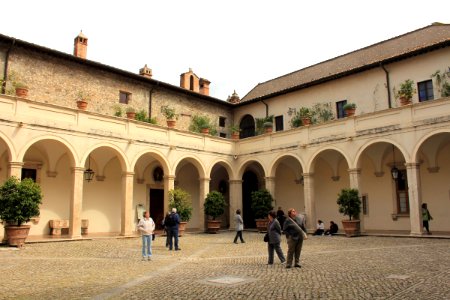 Villa Deste countryard 2011 1
