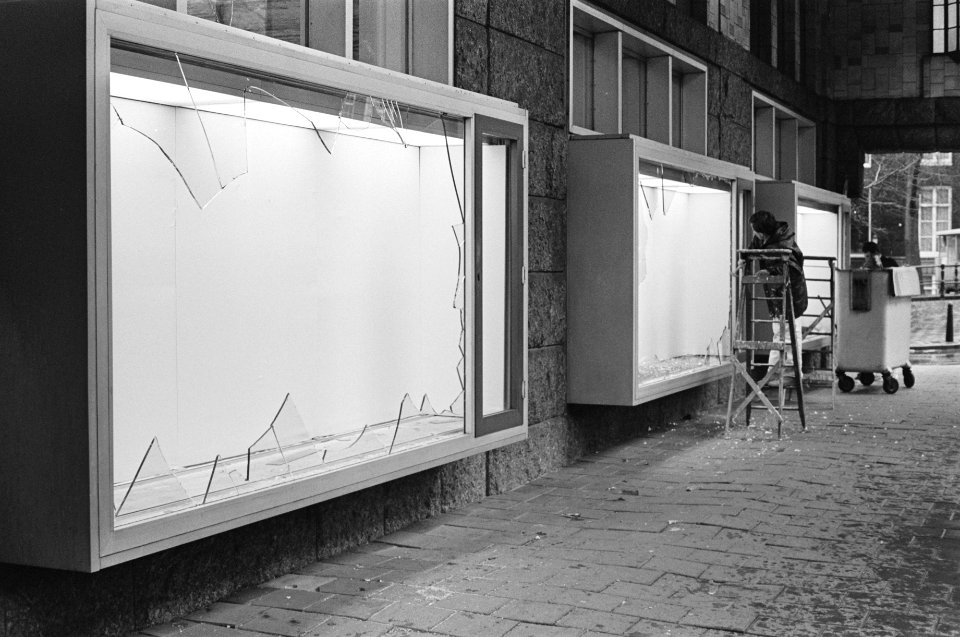Vernielde ruiten van de AMRO-bank op de hoek van het Rembrandtplein en de Utrec…, Bestanddeelnr 931-3133