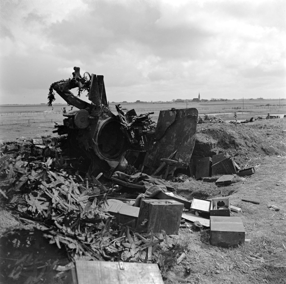 Vernielde Duitse geschutsopstelling bij de Kop van de Afsluitdijk, Bestanddeelnr 900-2680