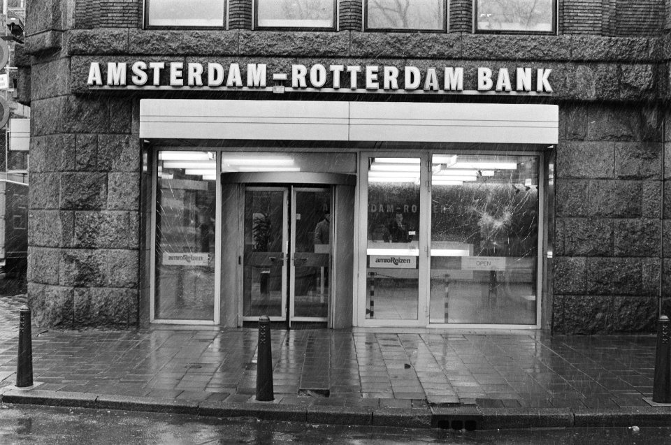 Vernielde ruiten bij de ingang van een filiaal van de AMRO-bank, Bestanddeelnr 931-3136