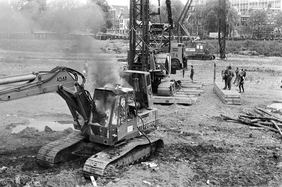 Vernieling op bouwplaats van de Stopera op het Waterlooplein diversen, Bestanddeelnr 932-2338
