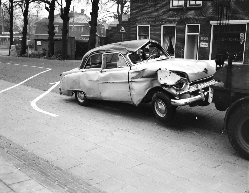 Vernielde auto van fotopersbureau Anefo na slippartij, Bestanddeelnr 909-1900