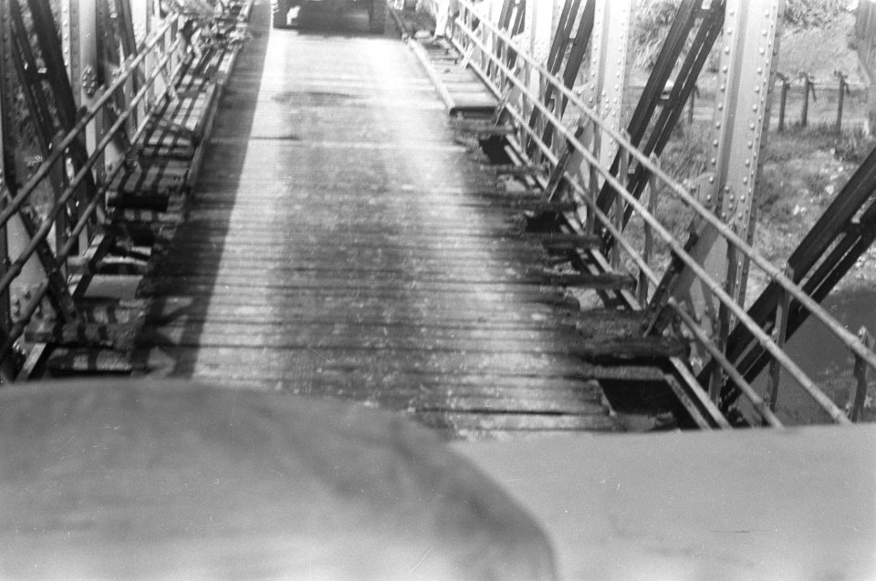 Vernielingen aan een brug door de TNI aangebracht, Bestanddeelnr 322-4-1