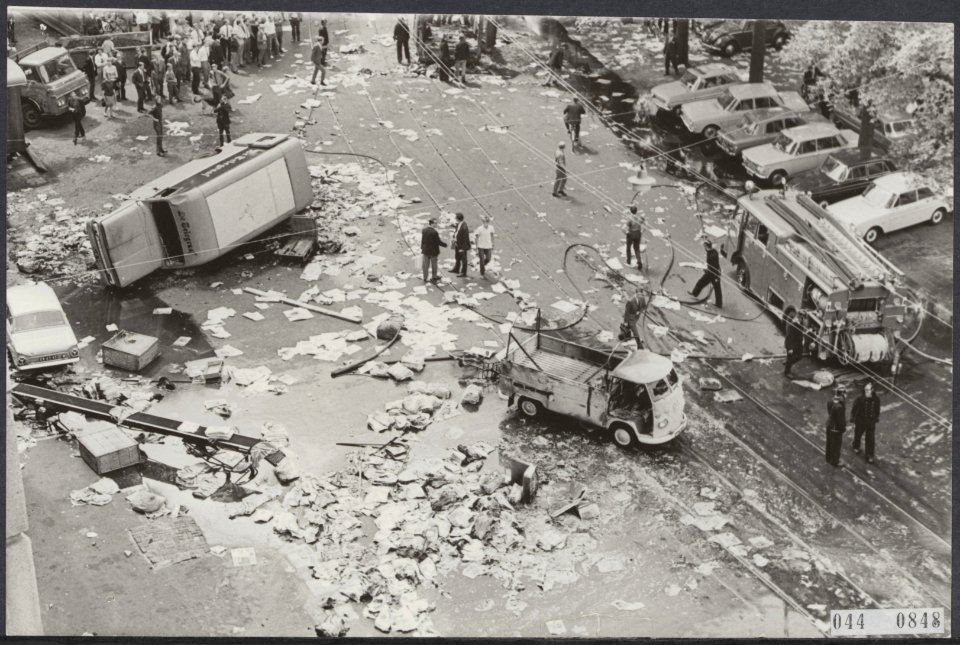 Vernielingen, autos, kantoren, kranten, Bestanddeelnr 044-0848